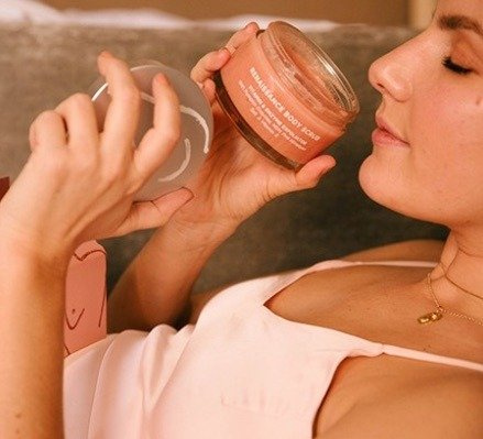 OSKIA Renaissance Body Scrub 220g - cudowny peeling do ciała ze złuszczającym enzymem z dyni 
